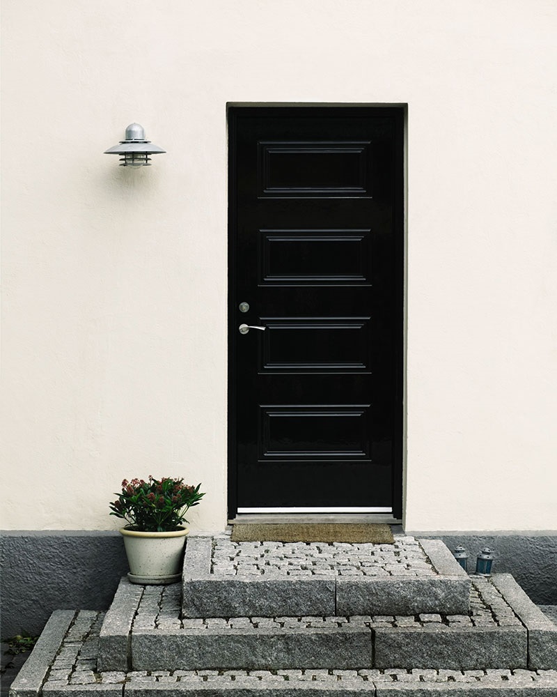 Døren er sort mens facaden har farvekode 5342