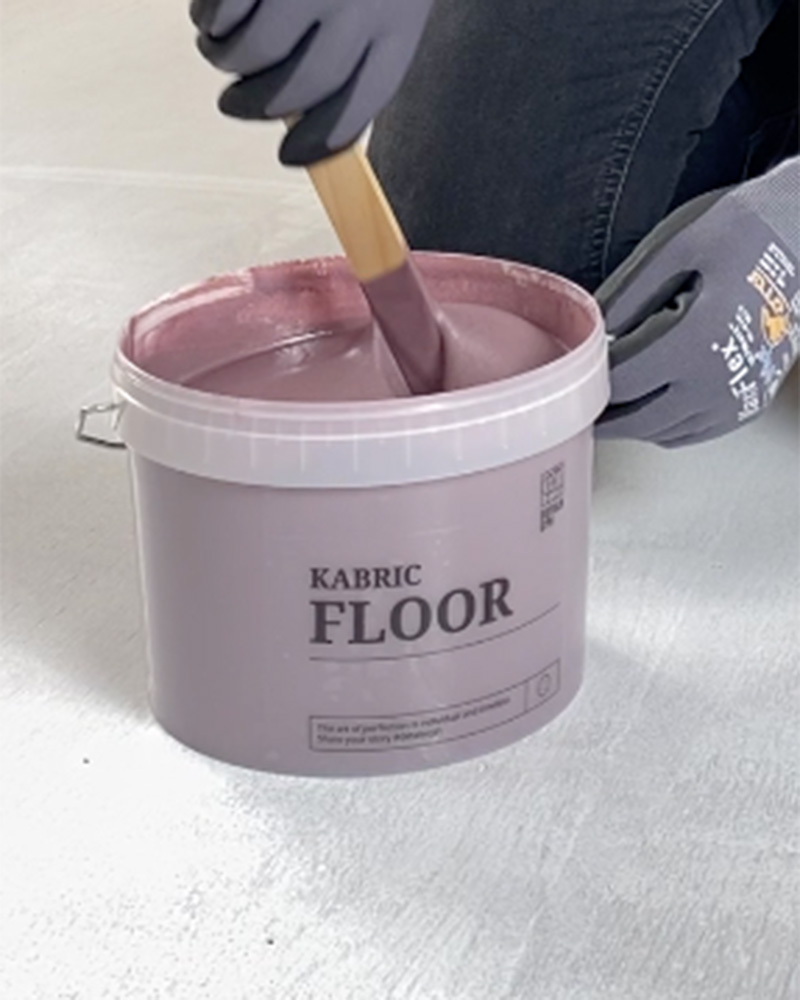 KABRIC Floor kommer i 25 af de meste populære KC14 og Kabric farverne. Åbn spanden og omrør til jævn konsistens inden påføring