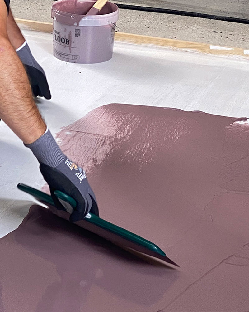 Du skal arbejde vådt-i-vådt og spartle i bløde buer. Undgå at spartle i samme retning for at få et lækkert og levende resultat.