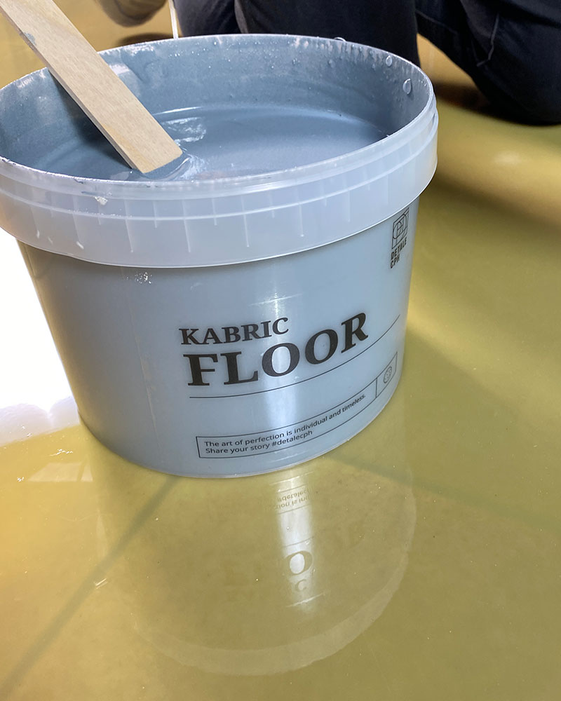 Uanset om du vælger Prepare eller Smooth Prepare, så skal overfladen være hærdet, tør, 100% jævn og glat inden påføring af KABRIC Floor.