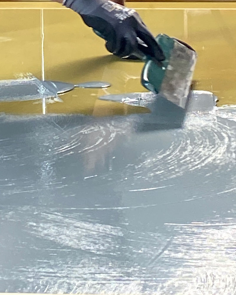 KABRIC Floor skal påføres i et tyndt, jævnt og dækkende lag, med en bredspartel. 