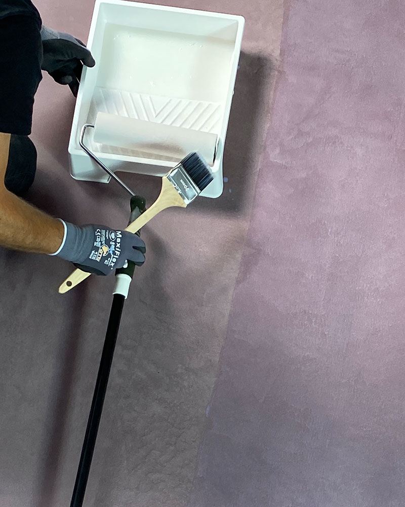 Sørg for at overfladen er tørt og ren inden påføring af lak. Hæld lakken over i en malerbakke og påfør med pensel ved kanterne og en rulle over gulvet.